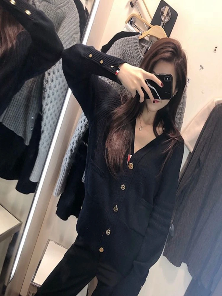 

Autumn 2021 New Double-Pocket V-Neck Back Button Decoration Knitted Cardigan Short Sweater Jacket Women