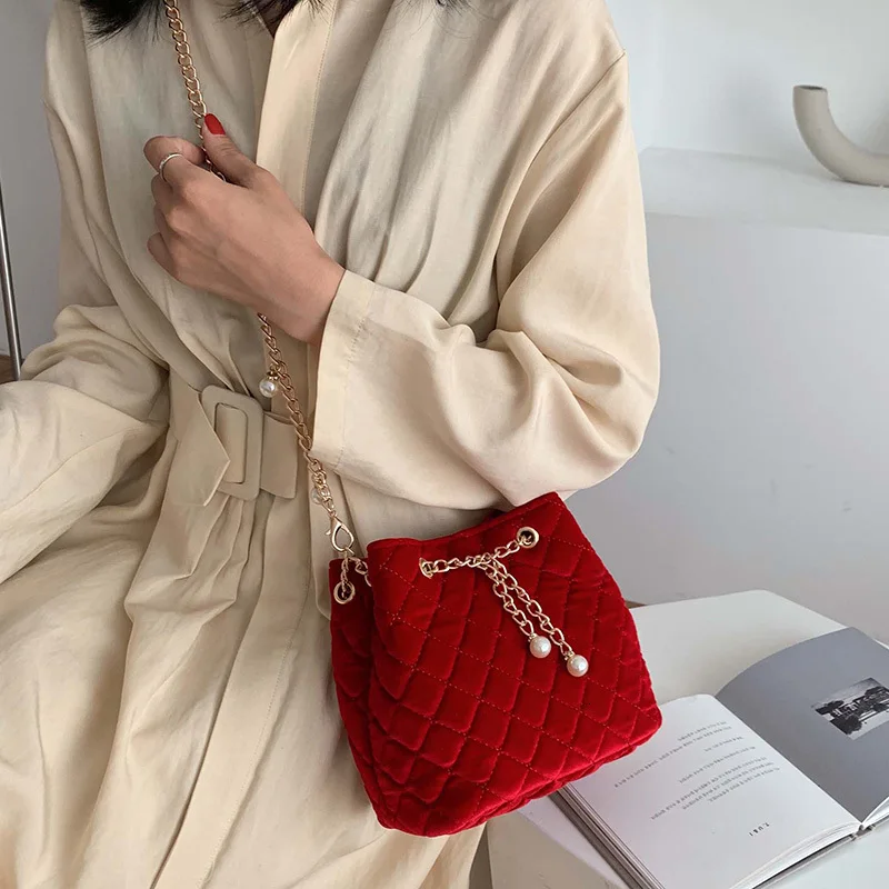 Модная женская велюровая сумка стеганая мессенджер на цепочке бархатная через