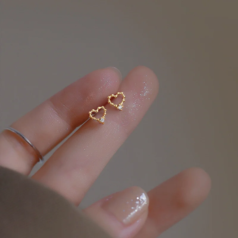 

New Product Geometric Hollow Love Earrings Retro Simple Light Luxury Temperament Peach Heart Earrings Literary student Jewelry