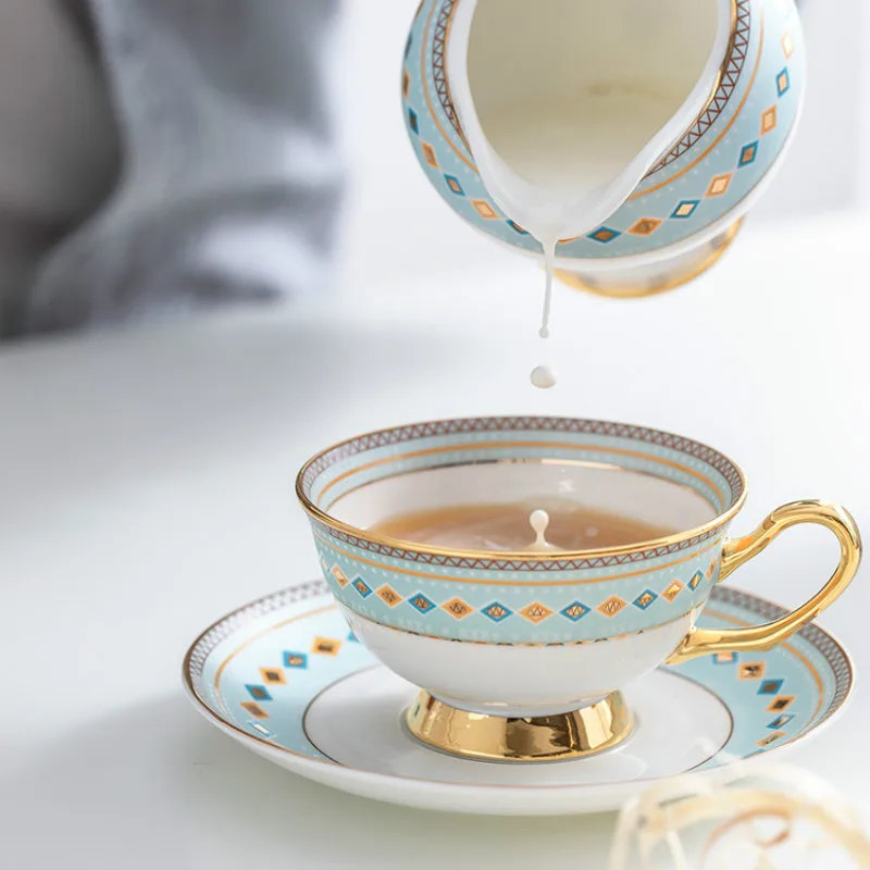 

European Ceramic Coffee Cup Set Gold Rim Small Royal Luxury Tea Cup Saucer Spoon Set Bone China Tazas De Cafe Drinkware EB50BD