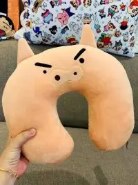 PIG B Японская Высококачественная плюшевая u-образная подушка для шеи Crayon Shinchan со шляпой, подушка для путешествий и дома, Подушка для сна, забота о здоровье, мультяшное изображение - Цвет: PIG B
