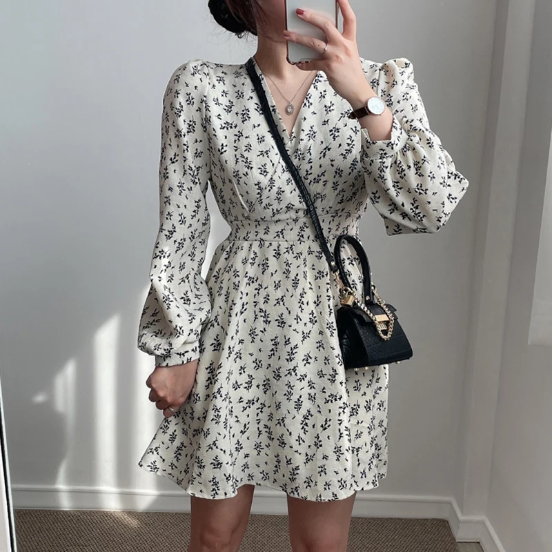 

Autumn and winter new Korean ladies elegant temperament niche all-match v-neck bottoming waist slimming floral dress women