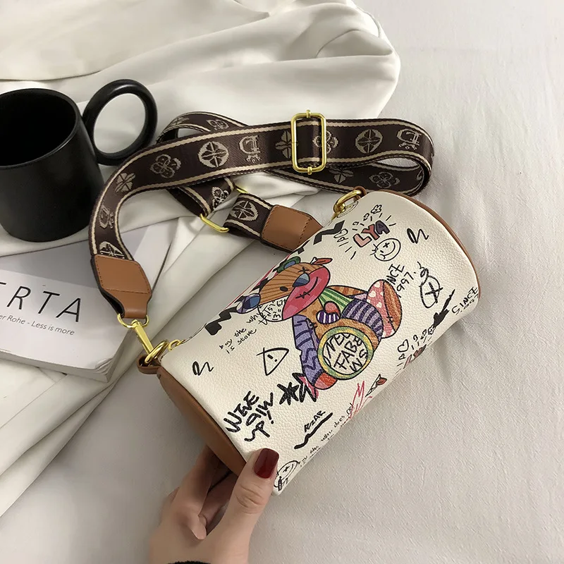 

Горячая Распродажа 2022, новый стиль, модные сумки в форме бочонка с мультяшным принтом для женщин, бутик из искусственной кожи, свидание, коше...