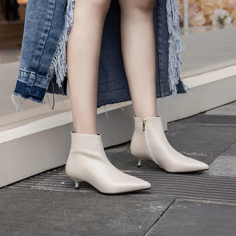 Ботильоны на низком каблуке цвет черный бежевый женская зимняя обувь коллекция