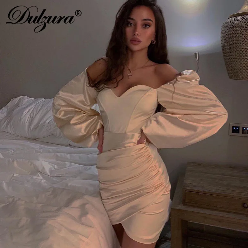 Женское атласное мини платье с рукавами фонариками Dulzura облегающее разрезом и