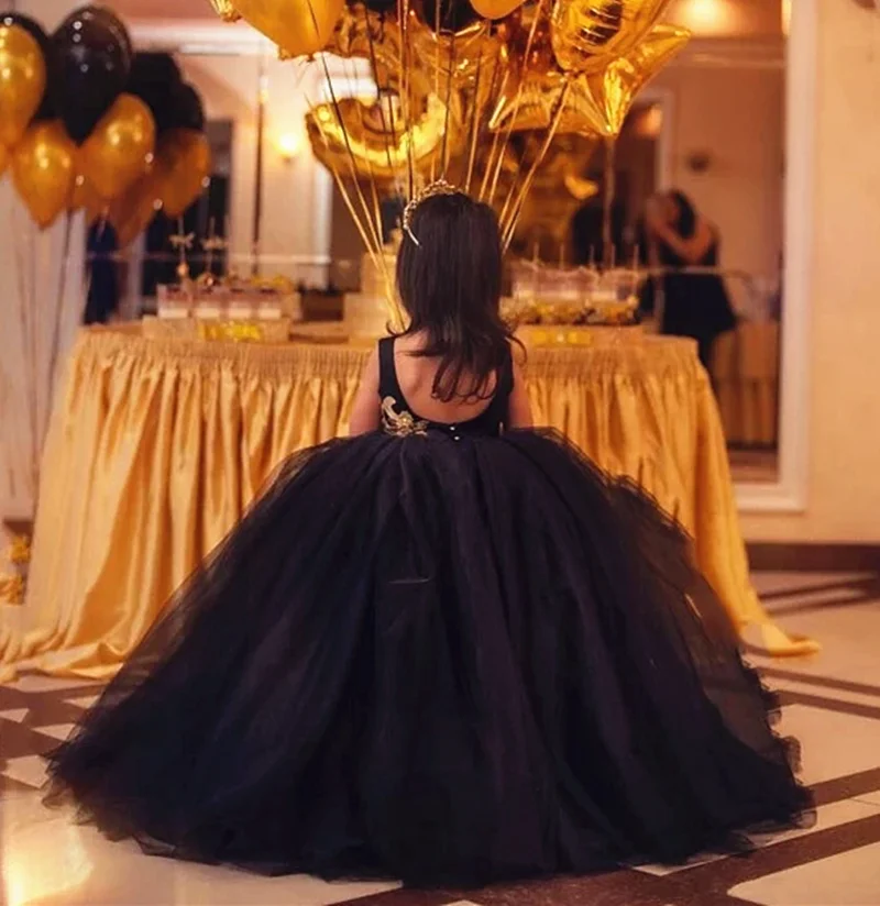 

Black Tulle Flower Girl Dress For Wedding Birthday Family Party Short Front Blackless Gold Applique Sweep Train vestido