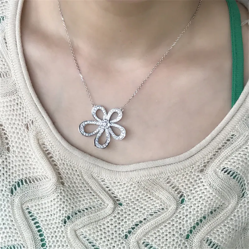 Женский кулон из серебра 925 пробы с муассанитом | Украшения и аксессуары