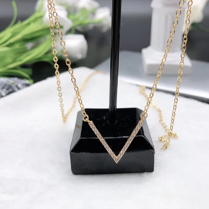 

Korean Classic V-shaped Clavicle Chain Micro Inlaid with Shiny Diamond High Quality Design Fashion Light Luxury Sweater Necklace