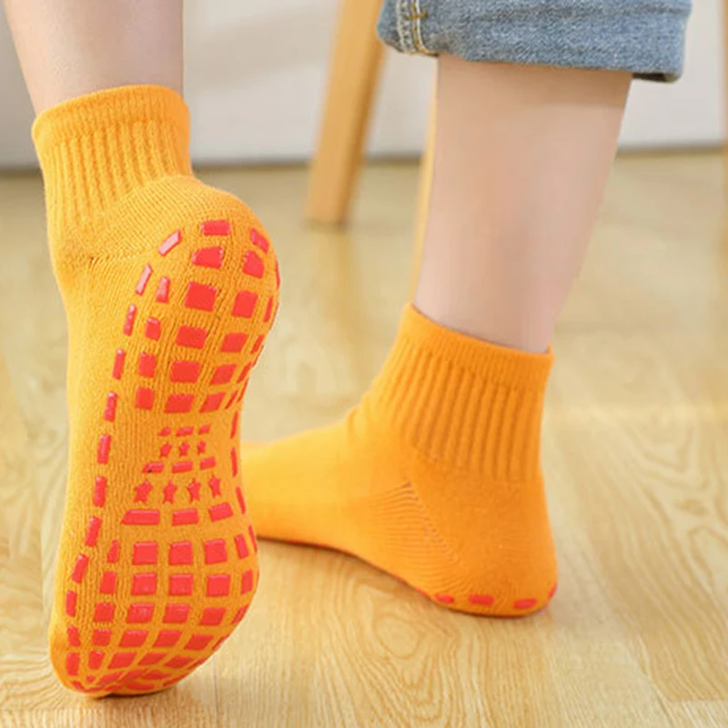 

Yoga fitness socks Short Silicone Dots Anti Slip Cotton Trampoline Socks Soccer Football Sports Socks non-slip floor socks