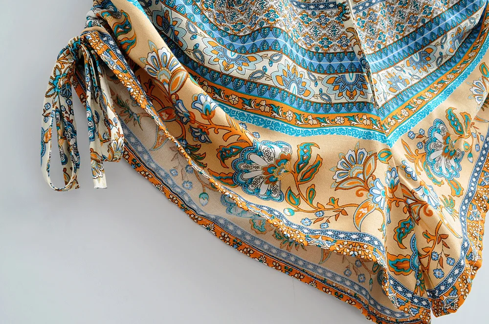 Женский комбинезон с коротким рукавом и V образным вырезом| |