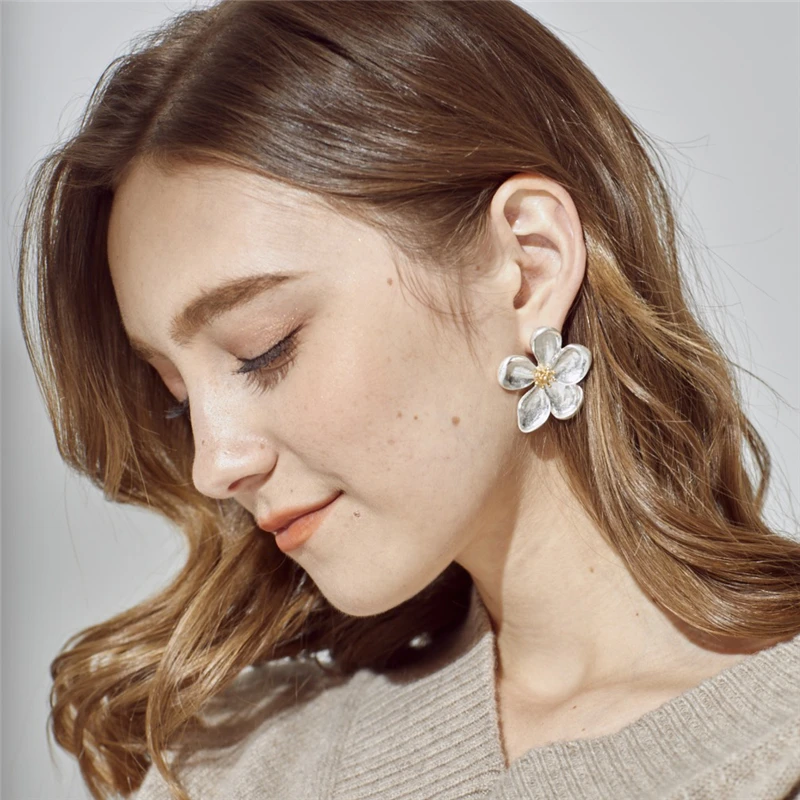 Женские сережки с цветком лепестком вечерние из металла 925 пробы подарочные