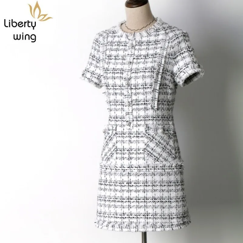 Женское твидовое платье Элегантное однобортное в черно белую полоску с бисером и