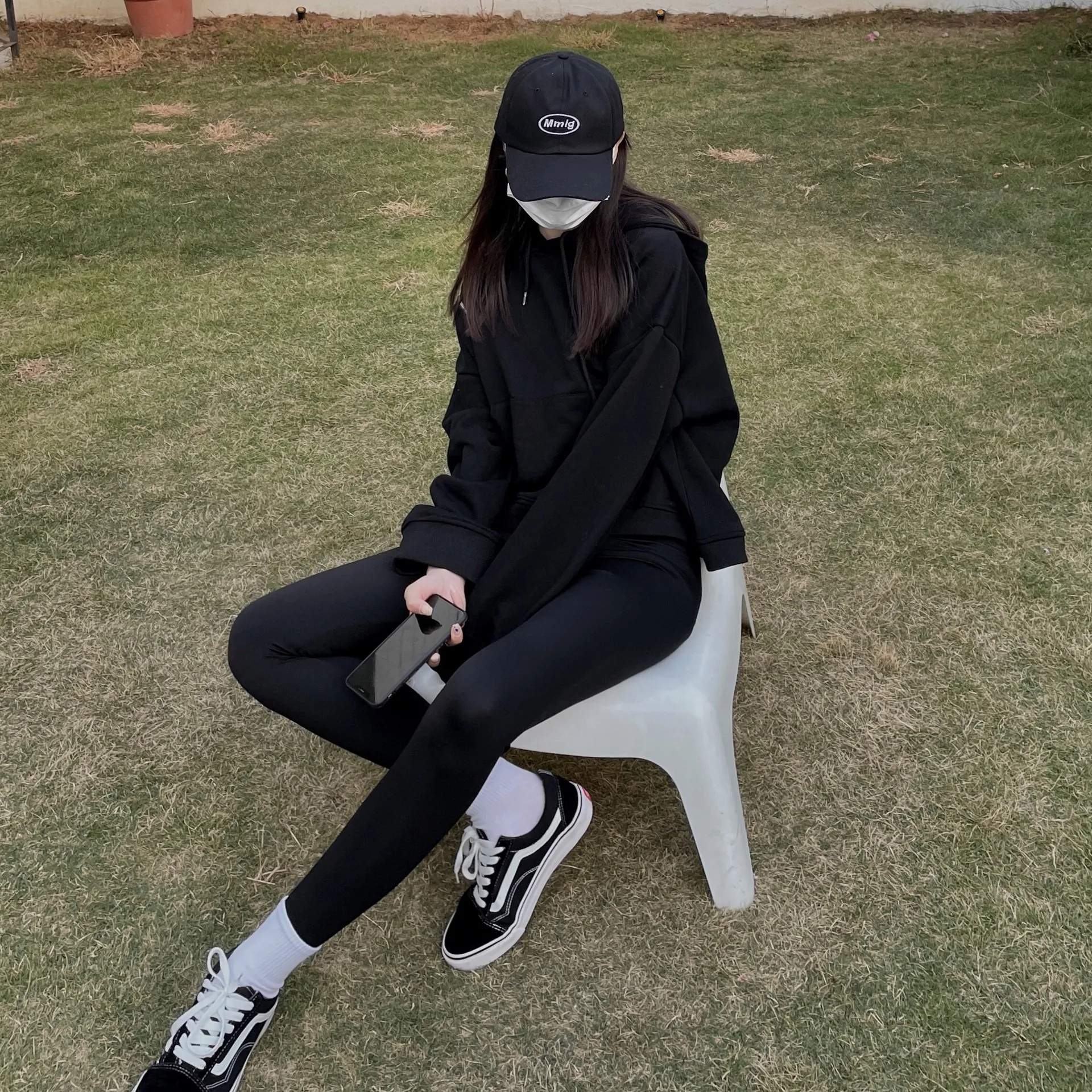 

It is suitable for shark skin leggings for women to wear black Barbie liquid yoga pants in autumn and winter.