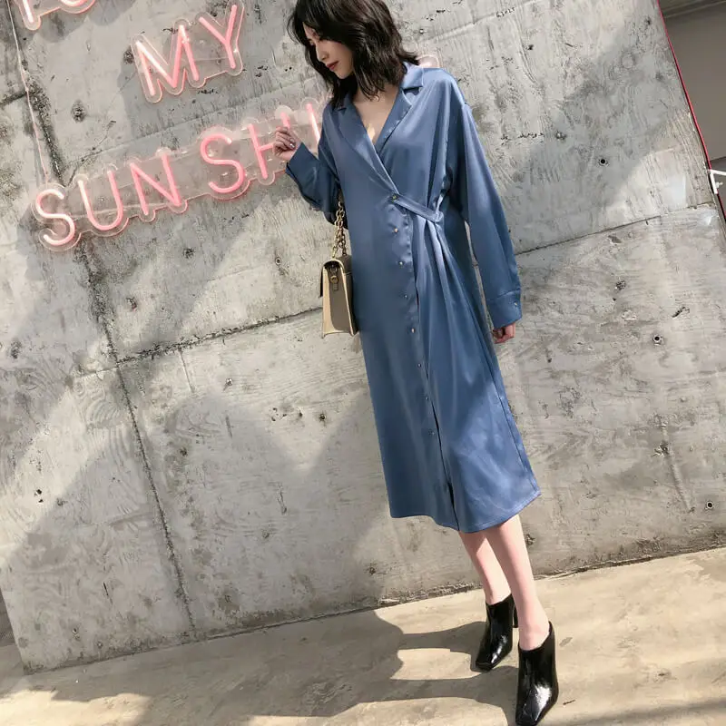 Платье-рубашка с отложным воротником и длинным рукавом средней длины сатиновое