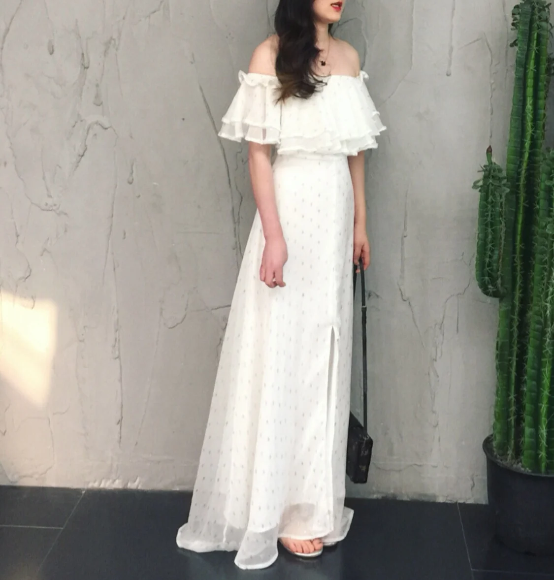 Женское платье в Золотой горошек длинное белое с оборками и вырезом