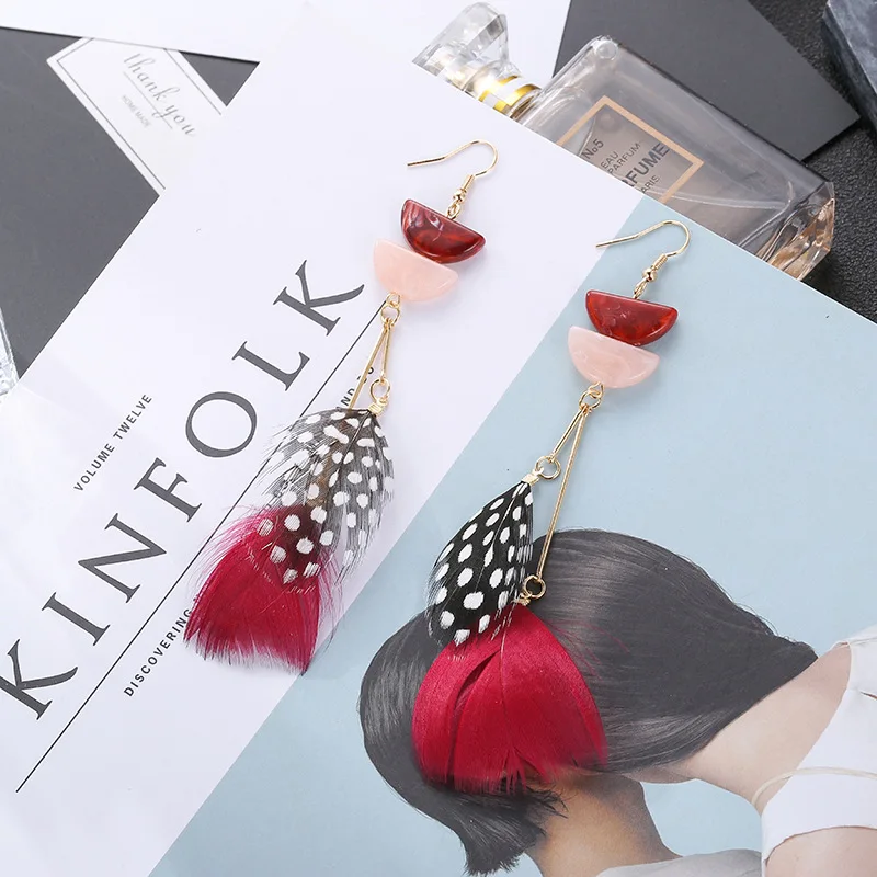 Женские полукруглые серьги в стиле бохо летние акриловые с цыганским пером и