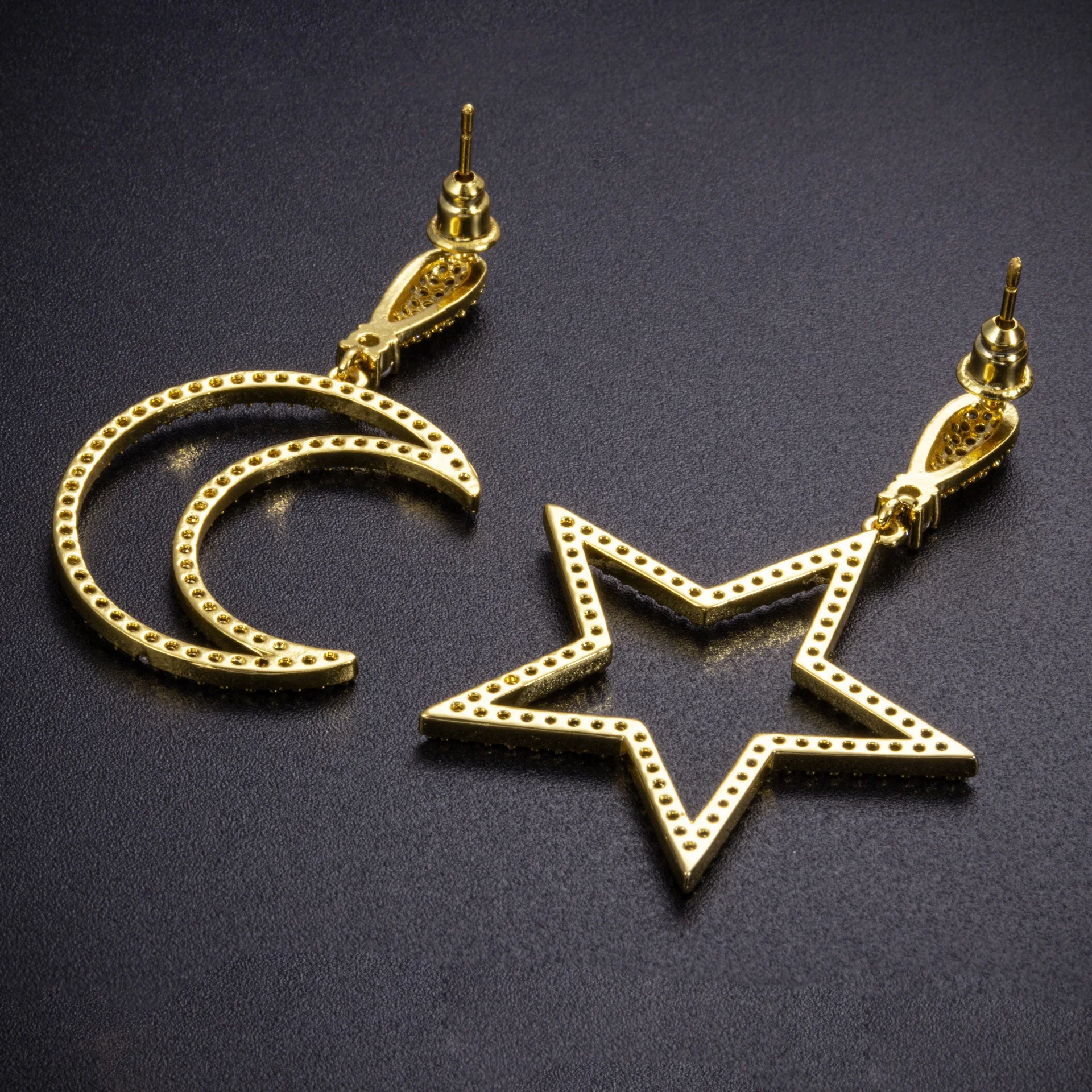 

2021 New Fashion Hip Hop Star And Moon Earrings Personality Earrings For Men And Women Simple Asymmetric Hypoallergenic Earrings