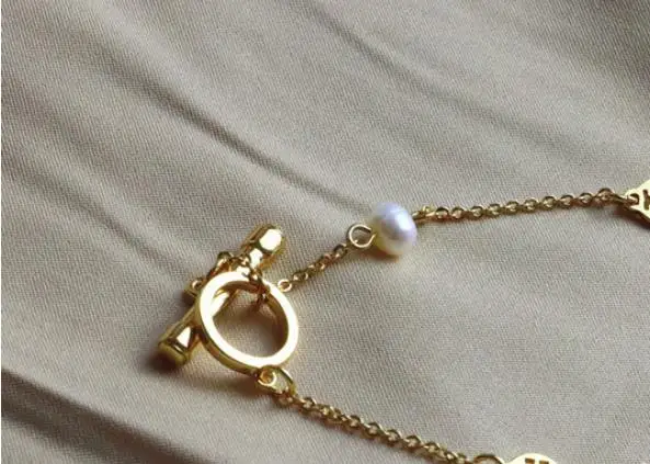 

2021 new fashion texture pearl bracelet, round small logo design metal bracelet,More photos please contact the seller