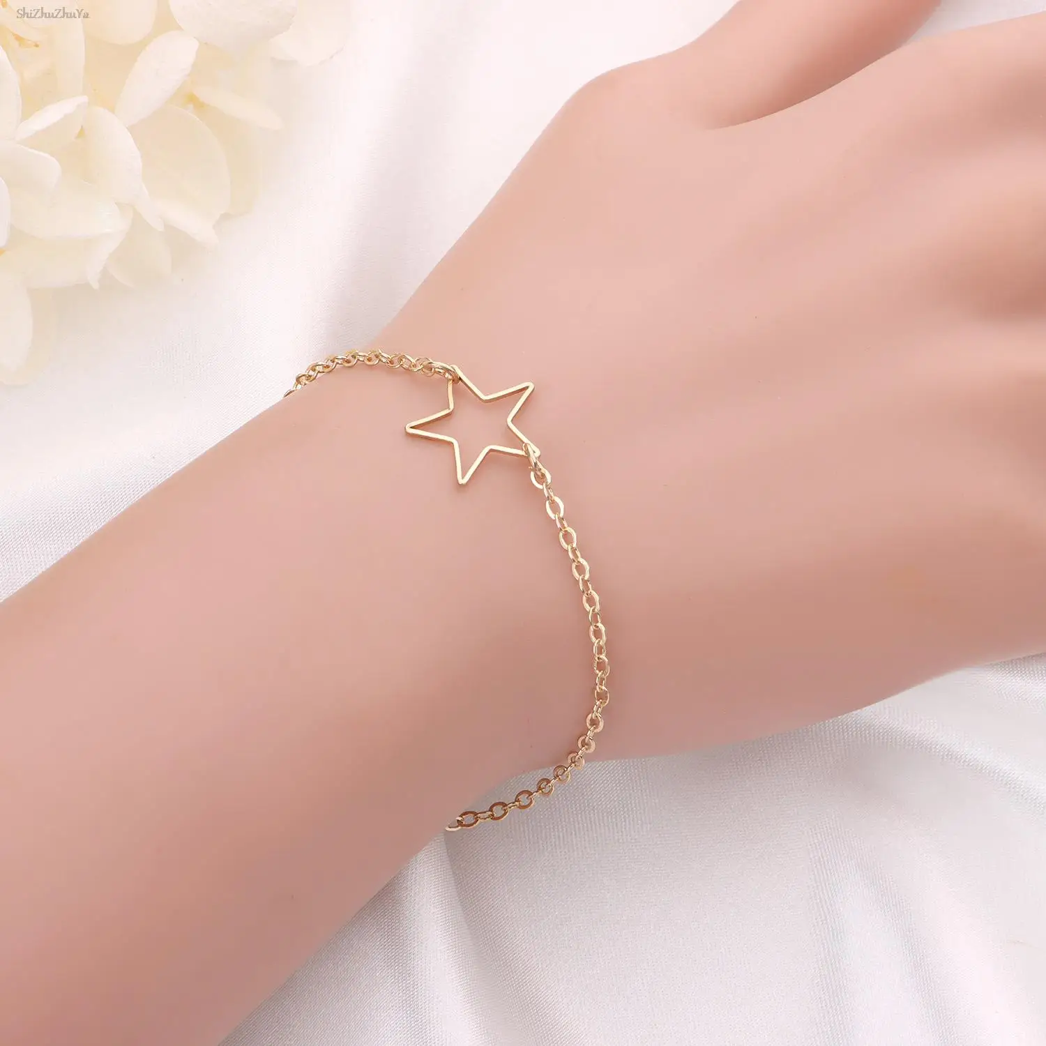 

Fashion Trend Hollow Star Bracelet Gold Silver Simple Sweet Cute Five-pointed Star Metal Chain Ladies Accessories Couple Gifts