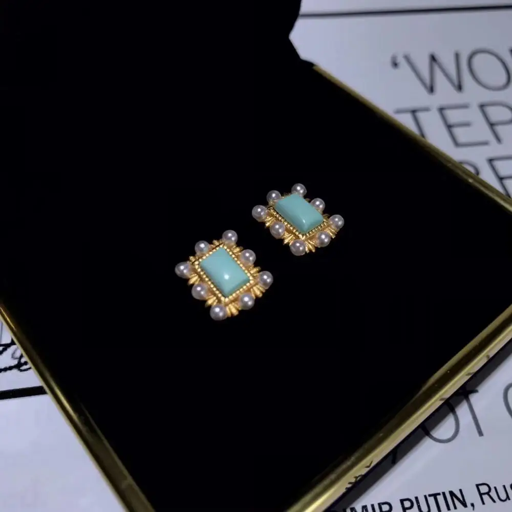 Серьги гвоздики бирюзовые из серебра 925 пробы с натуральным белым мини жемчугом в