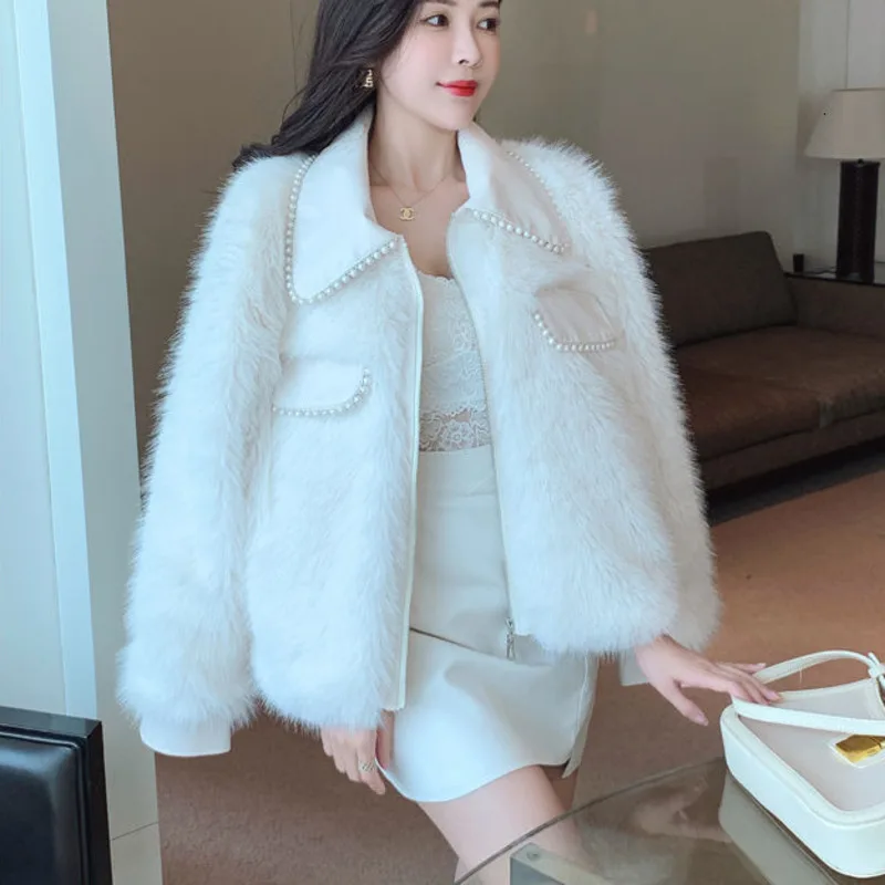 Высококачественные новые зимние модные пальто из искусственного меха 2021 года для женщин, короткие верхняя одежда с жемчужной отделкой и ароматом маленького размера.