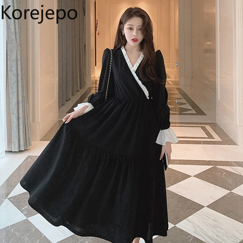 

Женское платье с V-образным вырезом и расклешенными рукавами