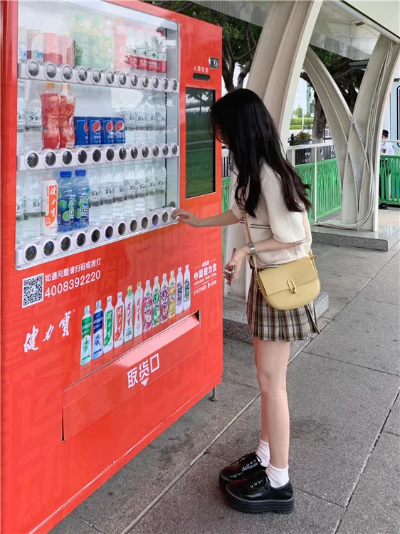 Рубашка в клетку с V-образным вырезом и коротким рукавом | Женская одежда