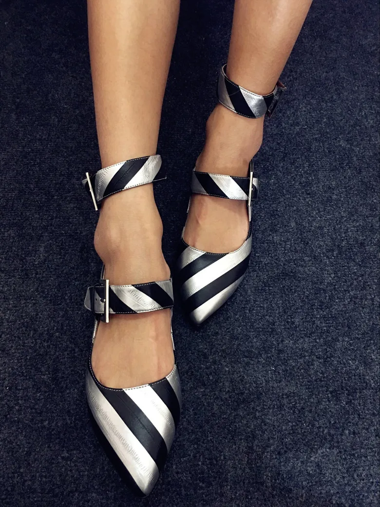 Модные серебристые черные туфли на плоской подошве в полоску гладиаторы с