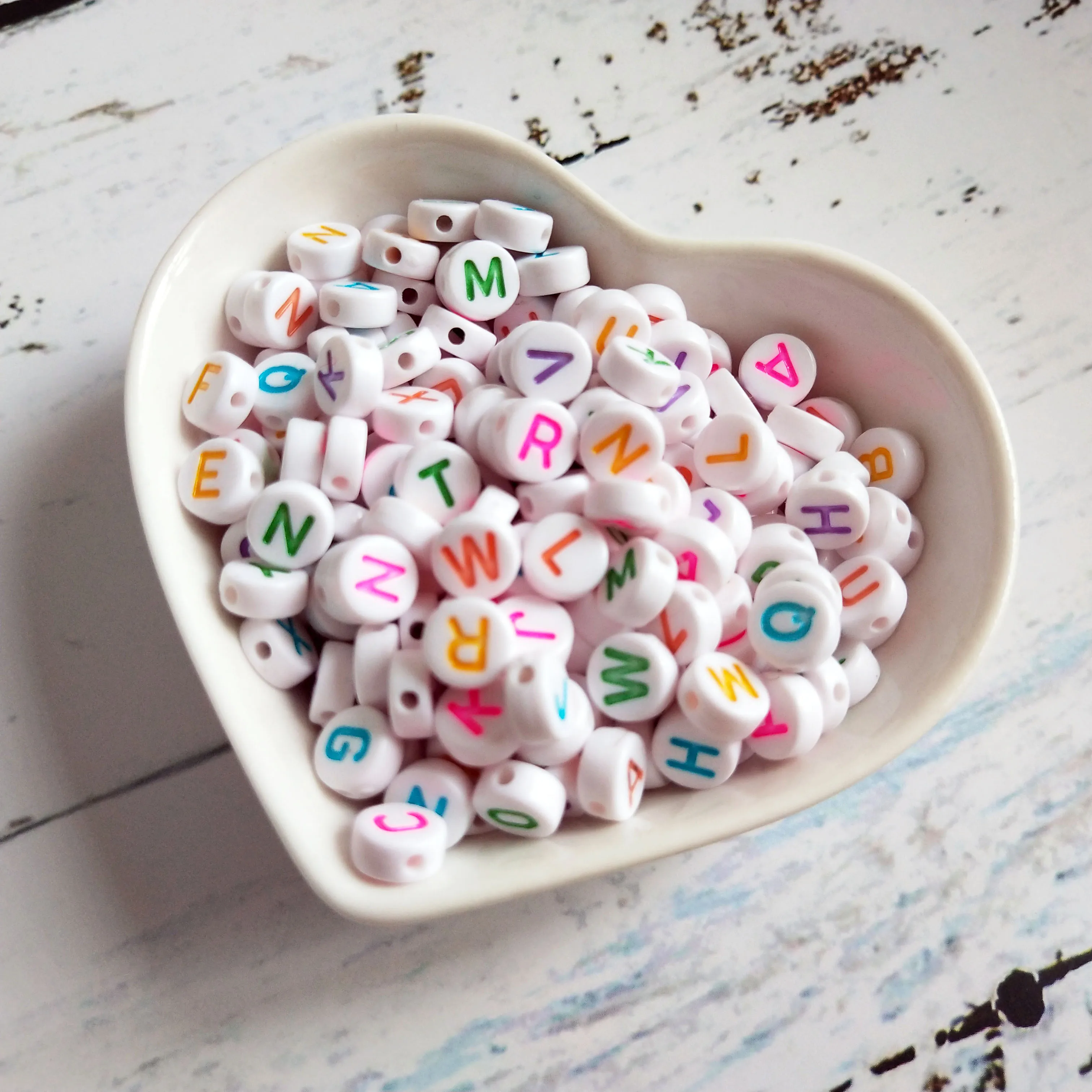 100 шт./лот 4*7 мм акриловые бусины с буквами плоские круглые белые цветными