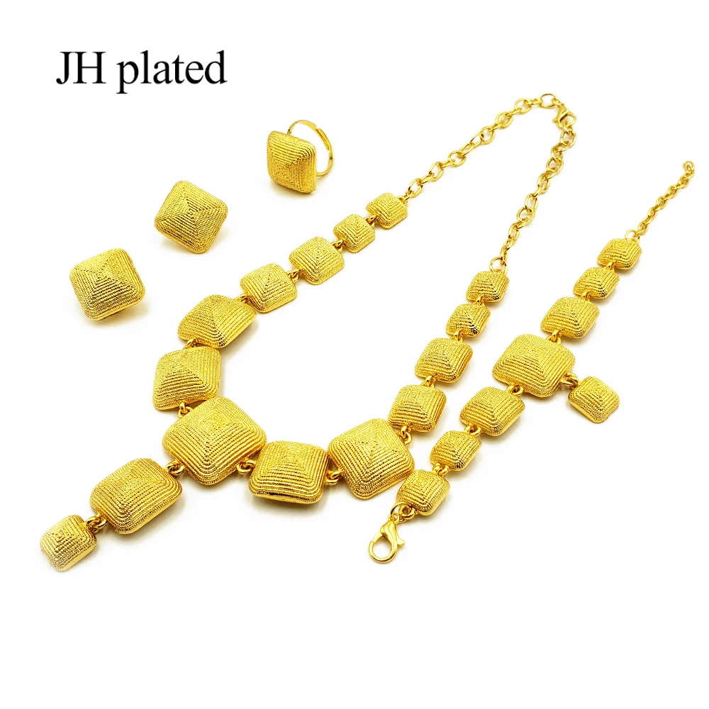 Комплект золотых ювелирных изделий из колье браслета серег и кольца | Украшения