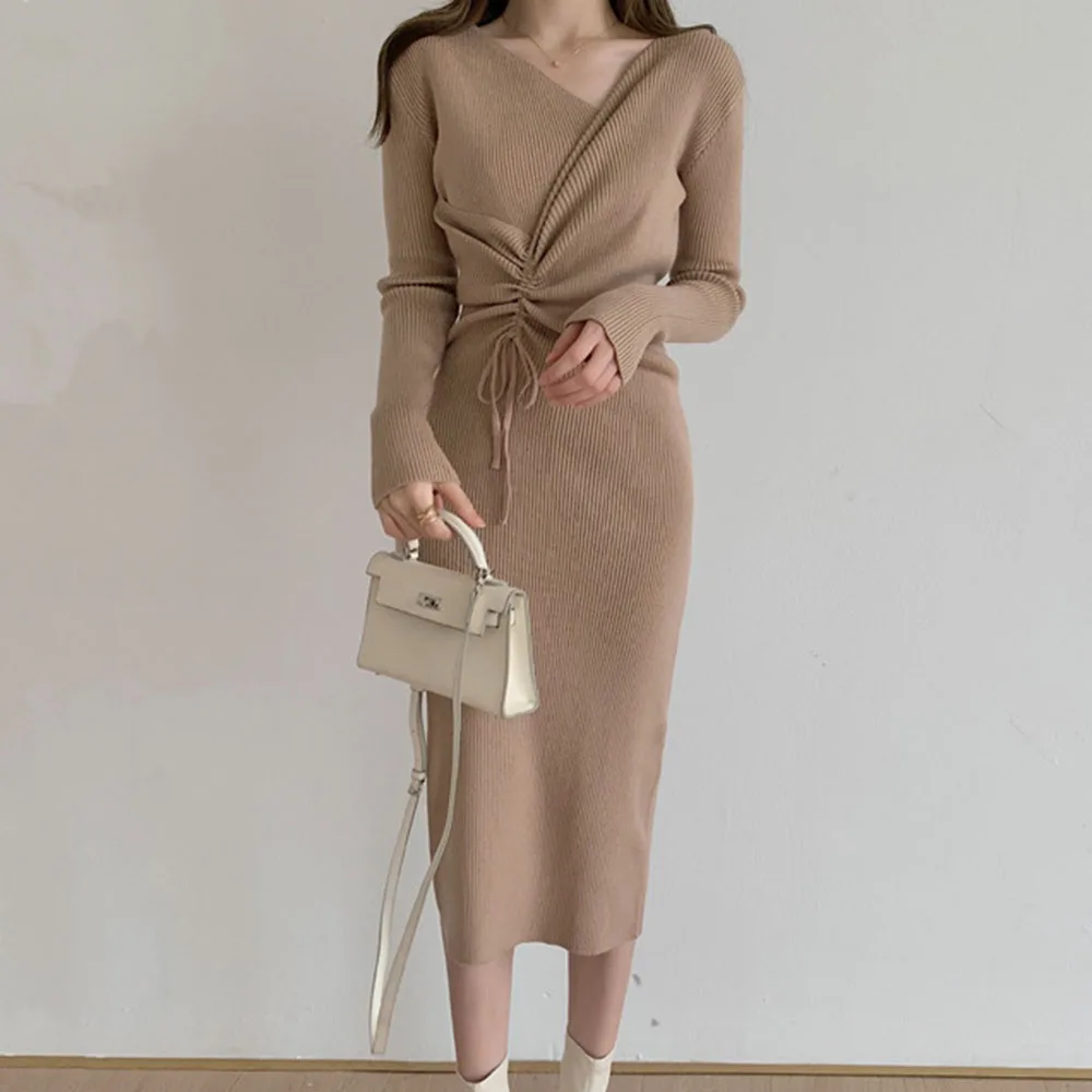 

Женское трикотажное платье с V-образным вырезом и кулиской