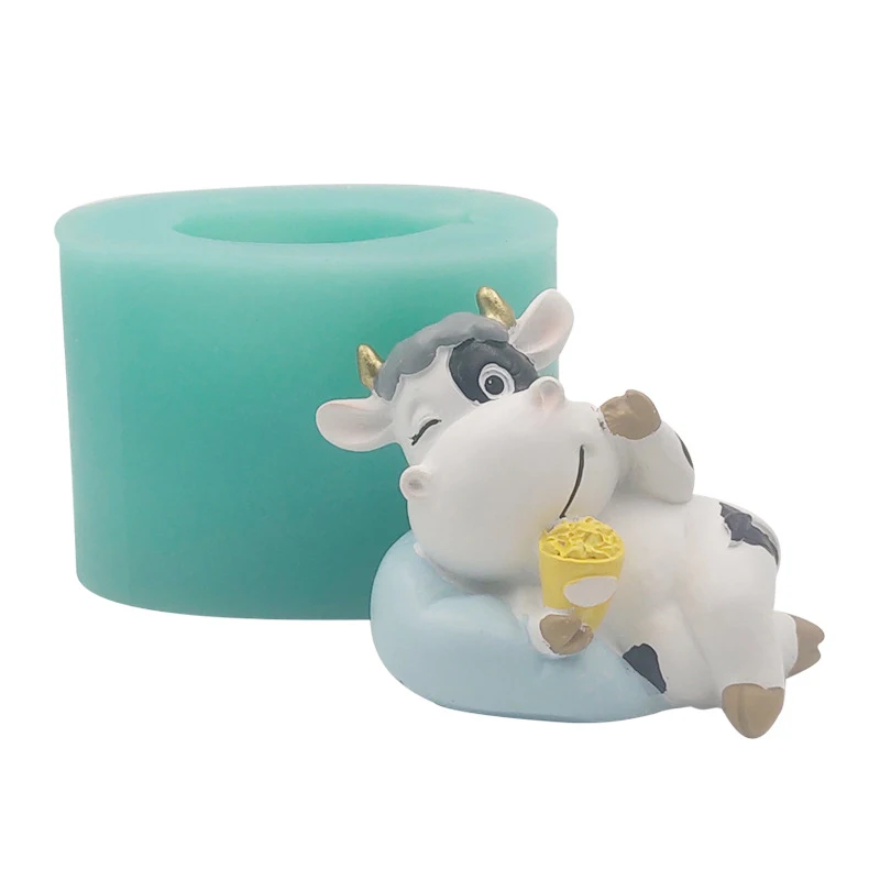 

2021 New Cartoon Cow Plaster Silicone MoldRandom ColorDIY 3D Cow-shaped Chocolate Dripping Candle Aromatherapy Cow Mold