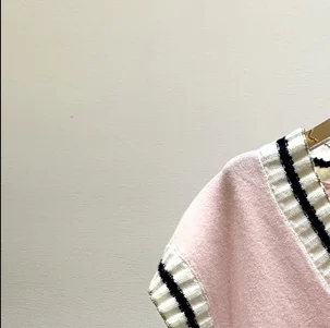 

2021 Early Spring and Summer New Female V-neck College Style Reduced Collar Knitted Vest Top