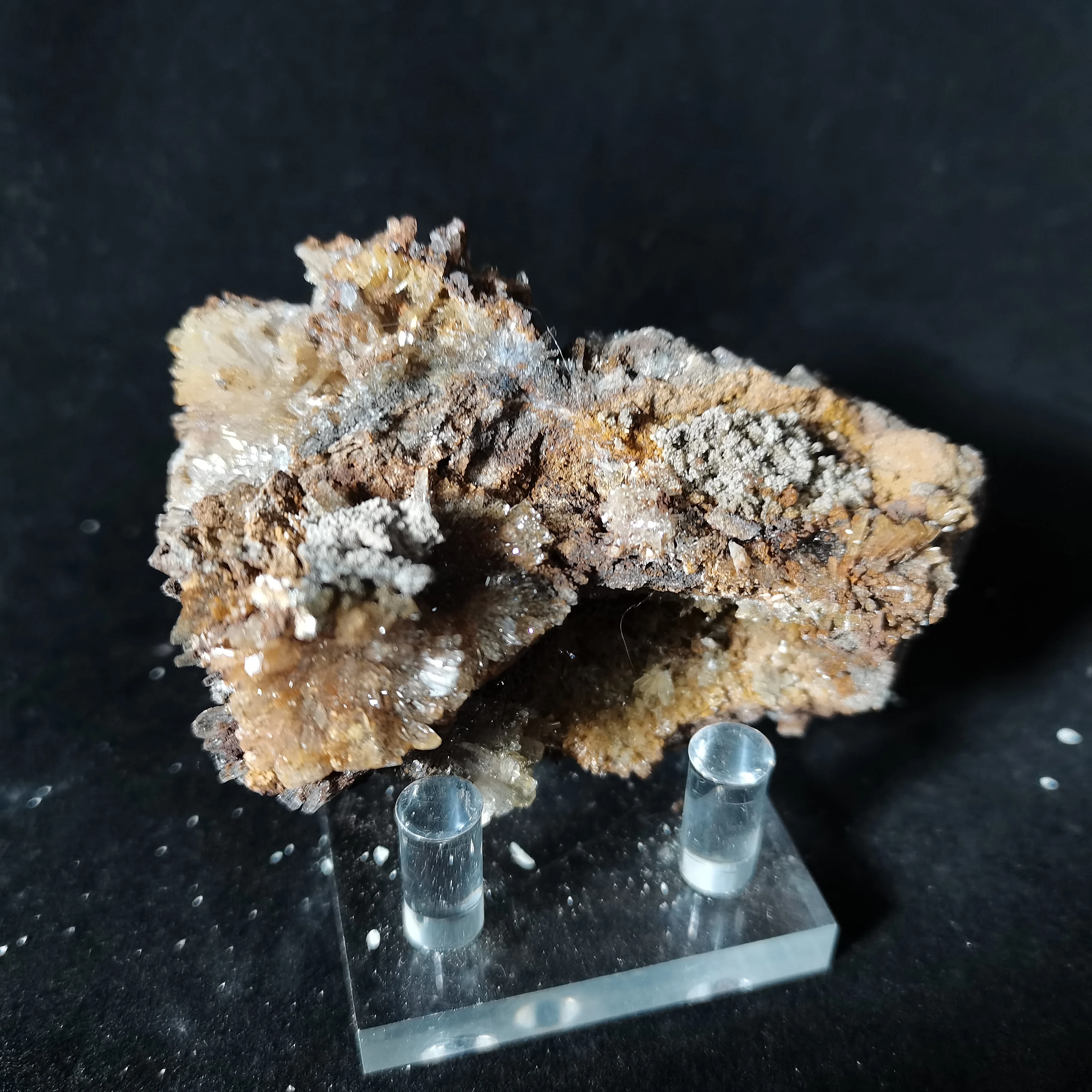 

111,3 gNatural, фторированный алюминий, гипс, ангидрит, с украшением в виде кристаллов, минеральная хрустальные образцы