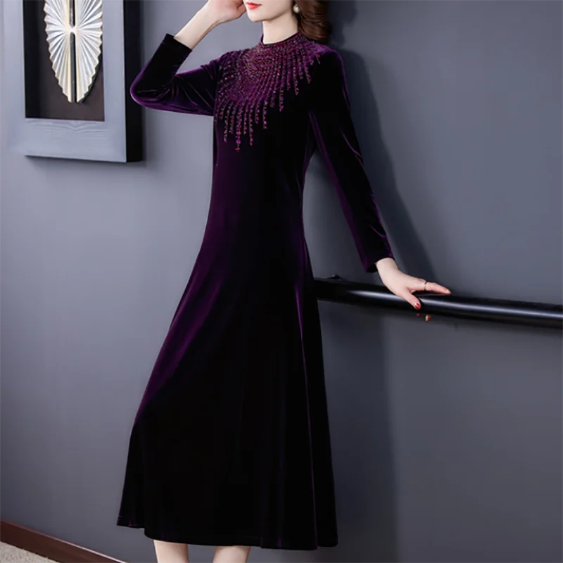 Женское бархатное платье-макси с длинным рукавом фиолетовое облегающее платье