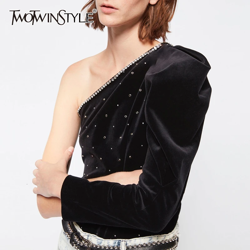Женская велюровая футболка TWOTWINSTYLE осенняя с буффами на воротнике длинными