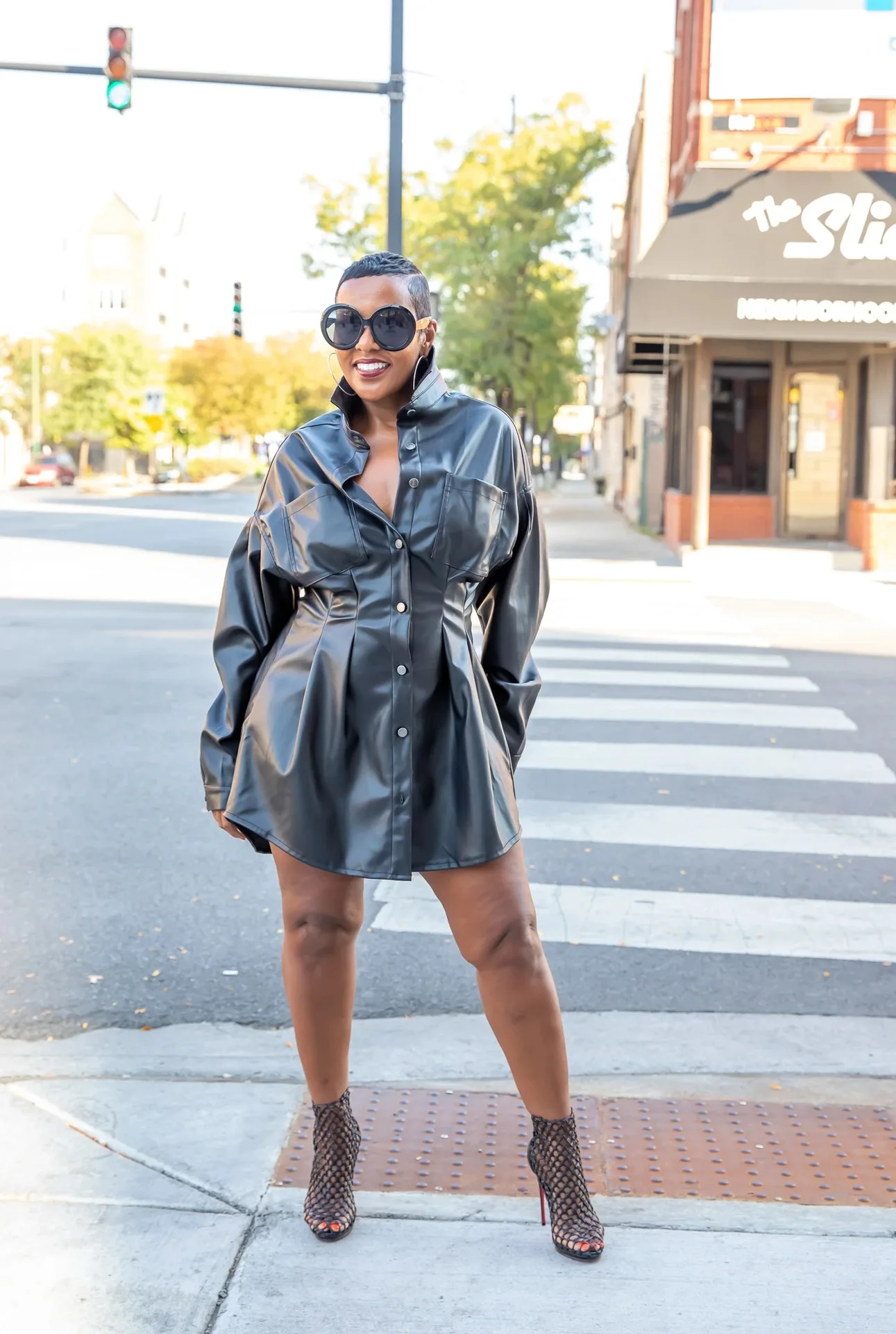 

Женское платье-чокер средней длины из ПУ кожи