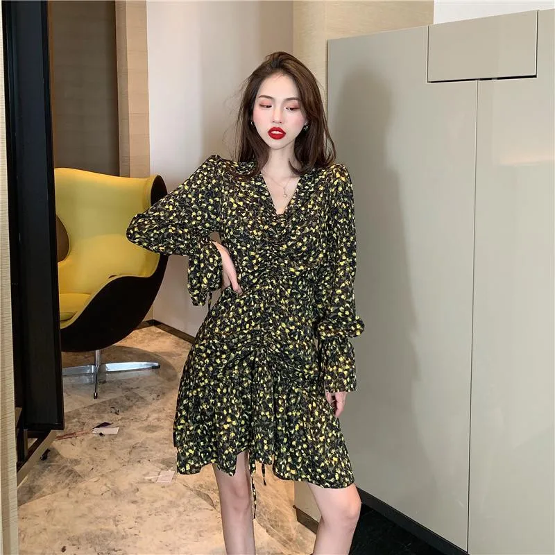 Женское Плиссированное мини платье элегантное черное с V образным вырезом