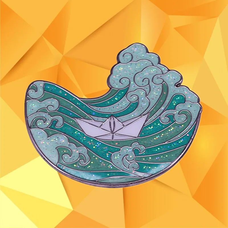 

Бумажная лодка, плавающая среди волн в океане