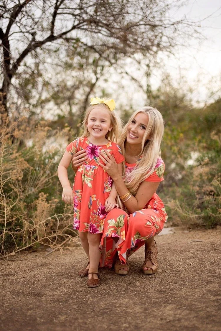 Летнее платье для мамы и дочки семейный образ подходящие наряды 2021 платья с