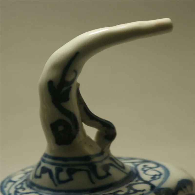 Тонкий старинный фарфор белого и голубого цвета в Керамика картина воды виде