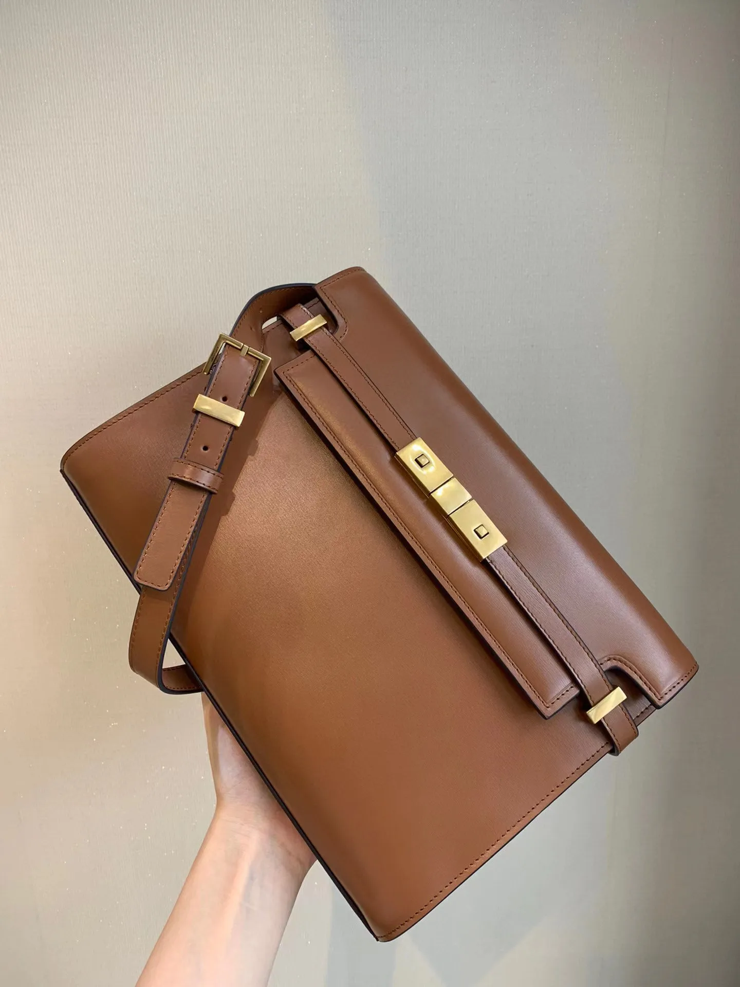 

2021 Top New Coffee Colored High-Quality Leather, Women's Single Shoulder Messenger Bag, Simple Retro Leisure Essential