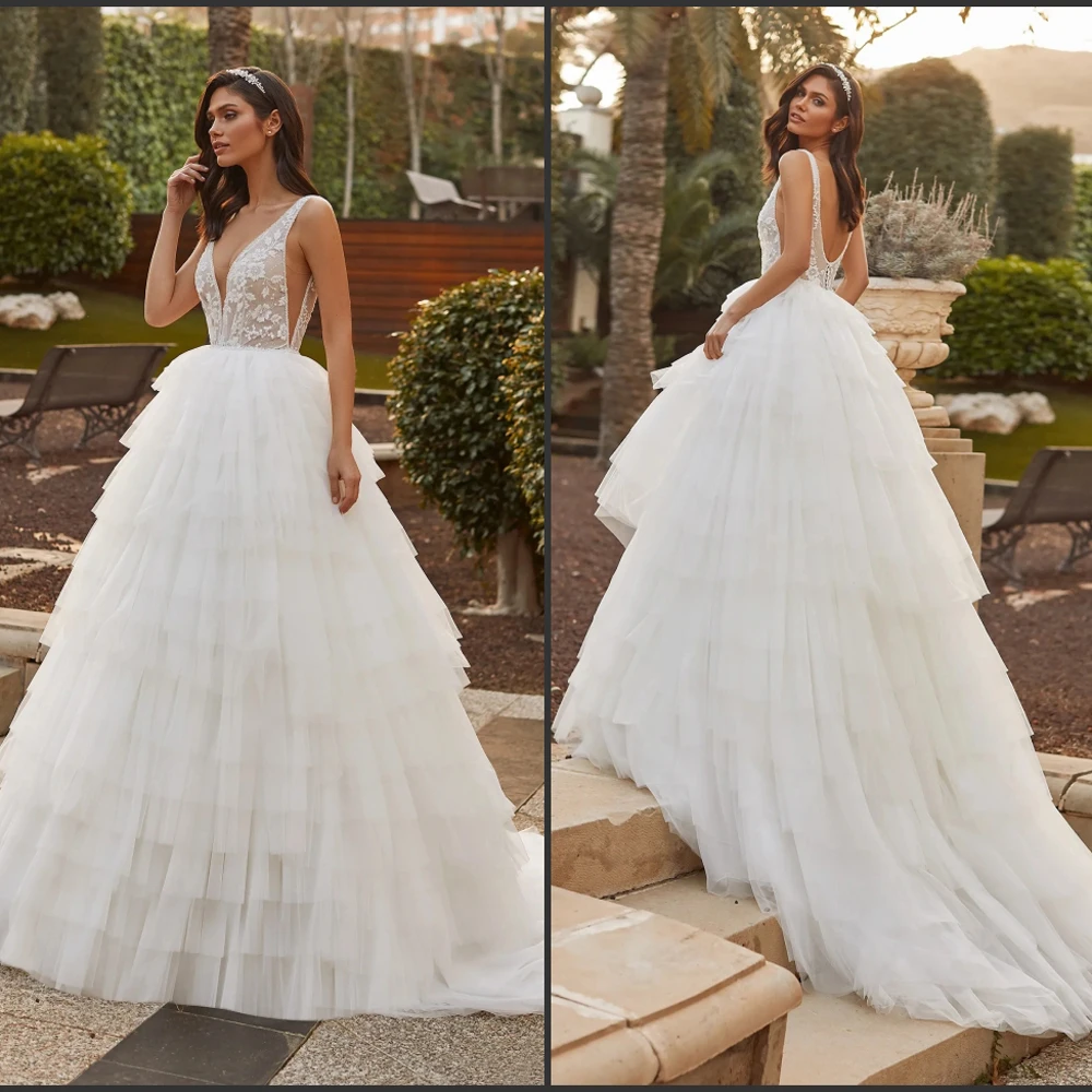 

Свадебное платье с кружевной аппликацией и открытыми плечами