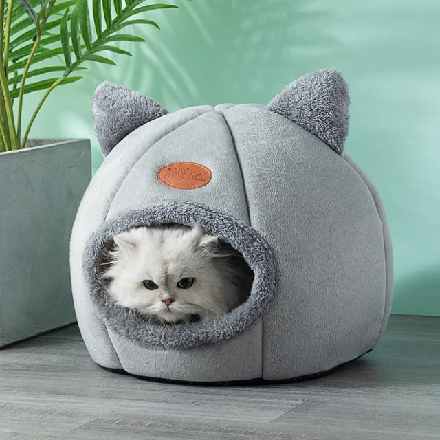 Cozy Winter Cat Bed 1