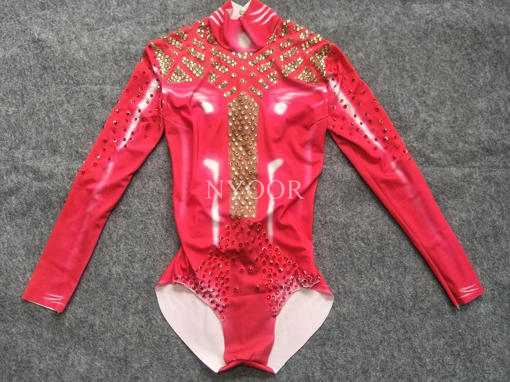 Эластичный комбинезон из спандекса с принтом розово красного цвета стразы