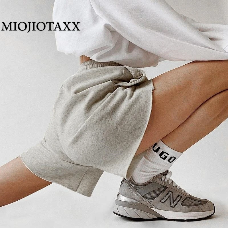 

Спортивные шорты MIOJIOTAXX серые, женская одежда в европейском и американском стиле, Новинка лета 2022, модные повседневные популярные брюки с вы...