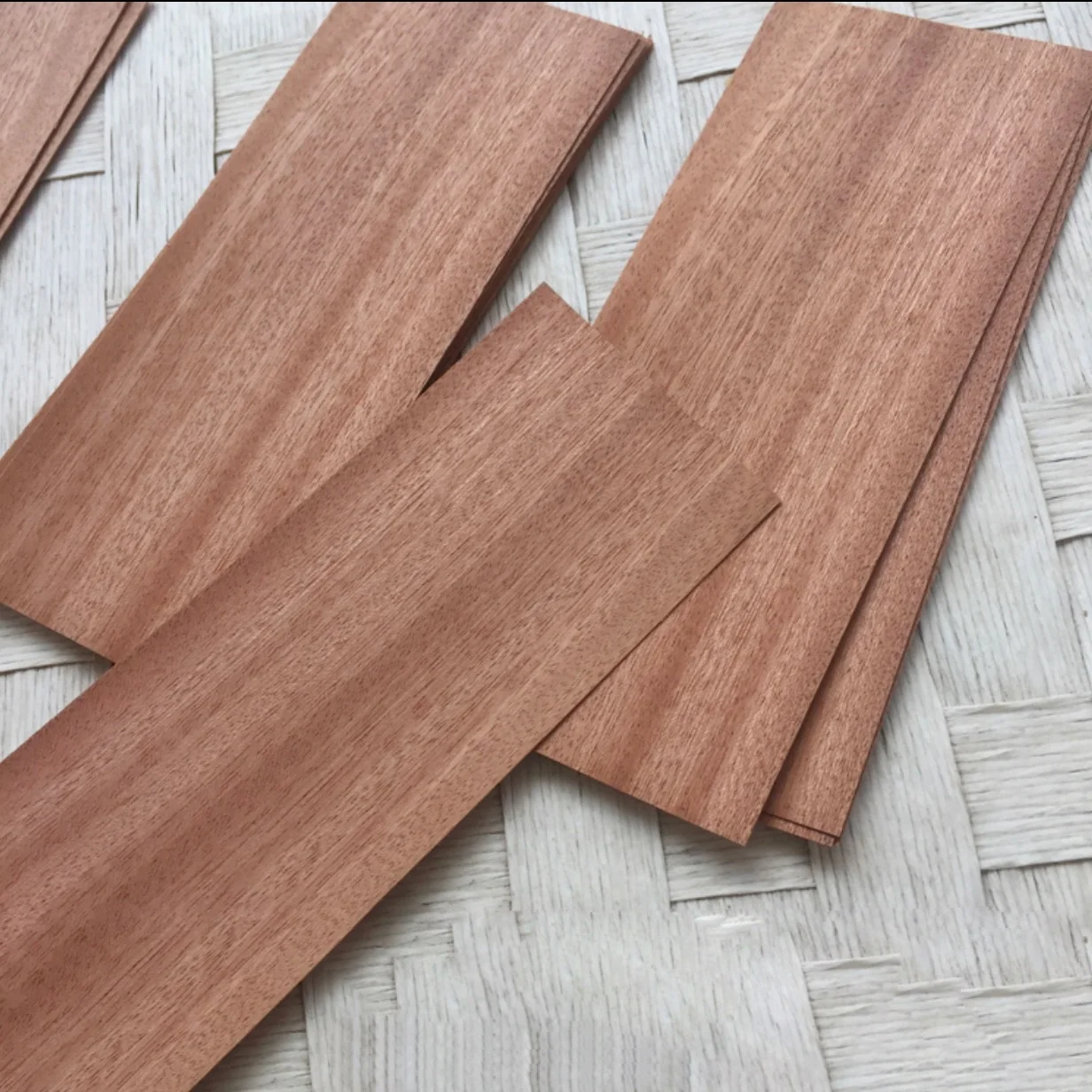 

20 шт./лот 6x6 см Толщина: 0,5 мм древесные стружки Сапеле листы массива древесины шпон