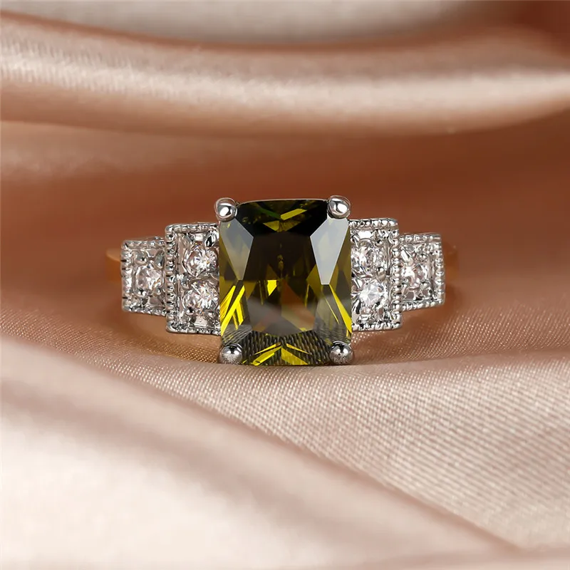 Геометрической формы оливково-зеленая с украшением в виде кристаллов каменные