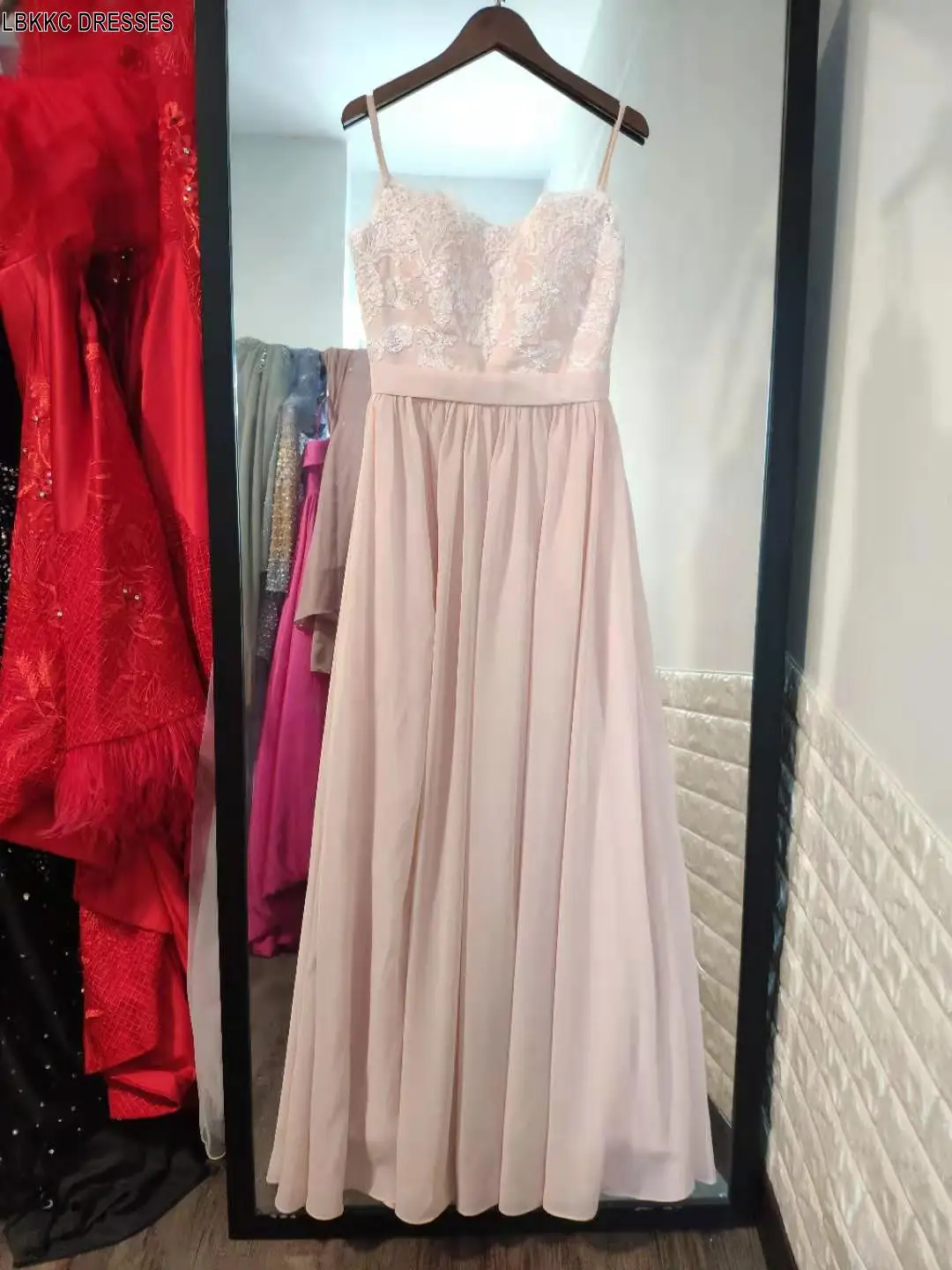 Розовое длинное платье подружки невесты шифоновое трапециевидной формы с