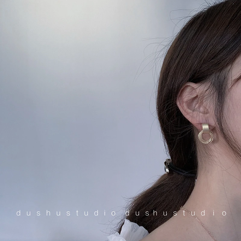 Новые простые золотистые металлические Многослойные Круглые серьги гвоздики